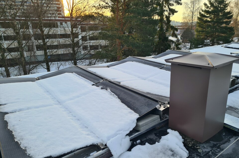 Kanskje lurt å fjerne snøen fra solcellepanelene? Panelene kan også produsere strøm om vinteren, selv om det er lite.