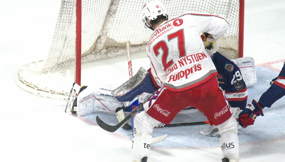 Stian Nystuen kriger inn Stjernens 2-1-scoring bak Tobias Breivold.