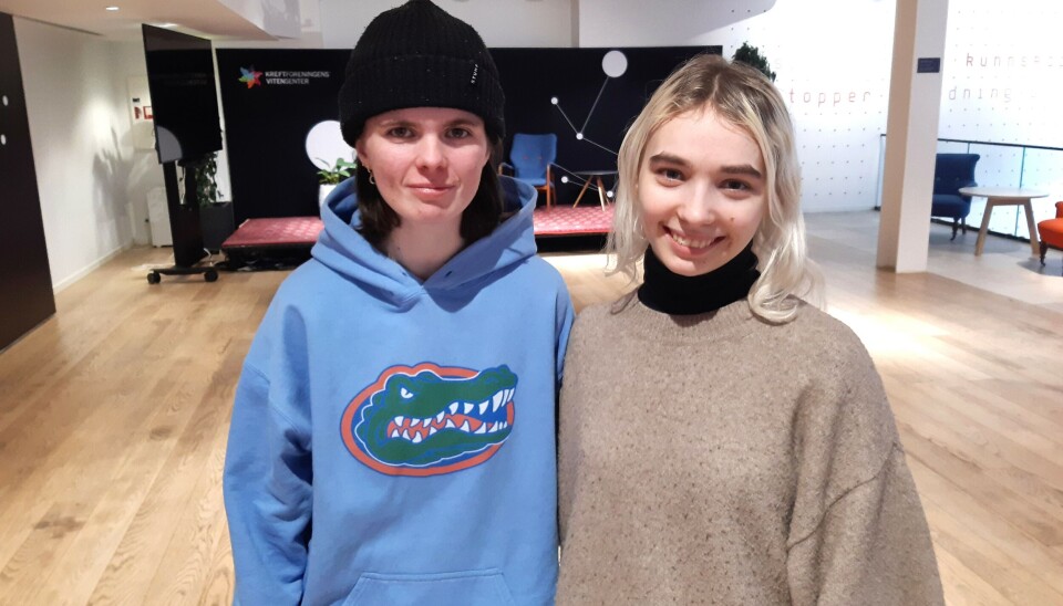 Madelen Rognaldsen og Esther Stærk selger bilder til inntekt for Kreftforeningen i forbindelse med Verdens kreftdag. Madelen Rognaldsen og Esther Stærk selger bilder til inntekt for Kreftforeningen i forbindelse med Verdens kreftdag.