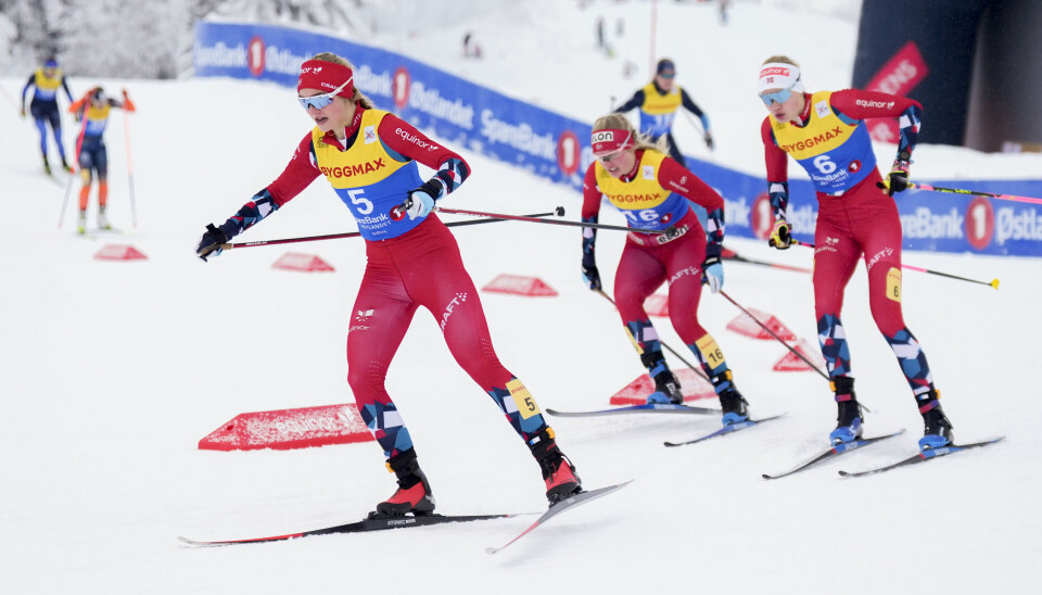 Milla Grosberghaugen Andreassen (f.v.), Julie Bjervig og Maria Hatrz Melling under kvartfinalen i årets sprint NM på ski på Gjøvik.