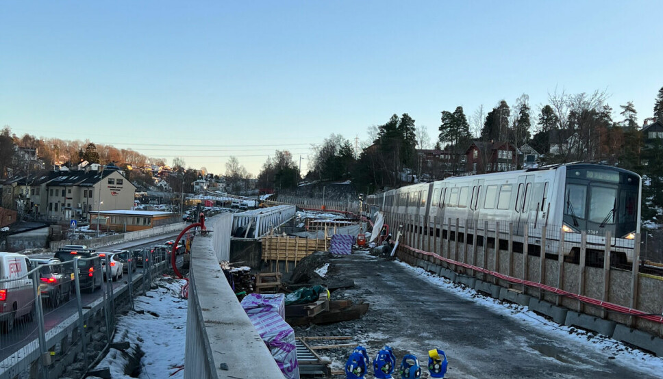 Under byggeprosessen har alle T-banetogene brukt sporene til Lambertseterbanen (til høyre) via en midlertidig sporforbindelse.