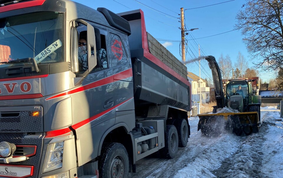 Traktor med snøfreser sørger for å få isen opp i lastebilen. Deretter bærer turen til snødeponiet.