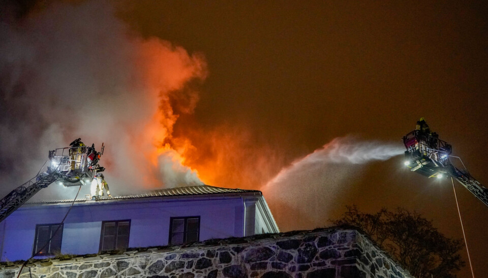 Ti personer er evakuert fra en bygning i brann ved Akershus festning.