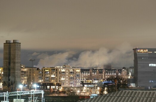 Sur røyk fra brannen ved Akershus Festning sprer seg over sentrum