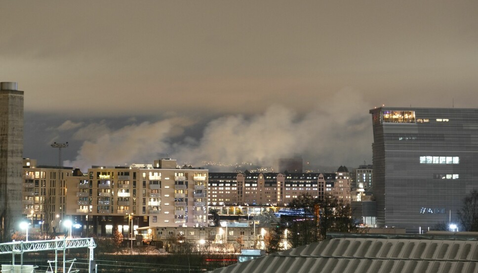 Brannen ved Akershus Festning lørdag kveld førte med seg en stor røyksky som la seg over Oslo Sentrum.