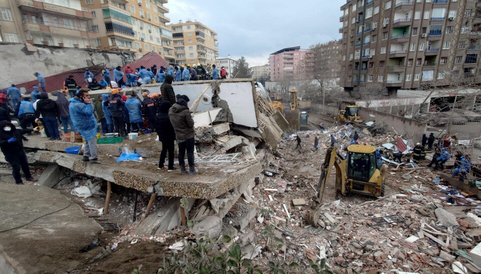Letemannskaper ved en kollapset bygning i den tyrkiske byen Diyarbakir.