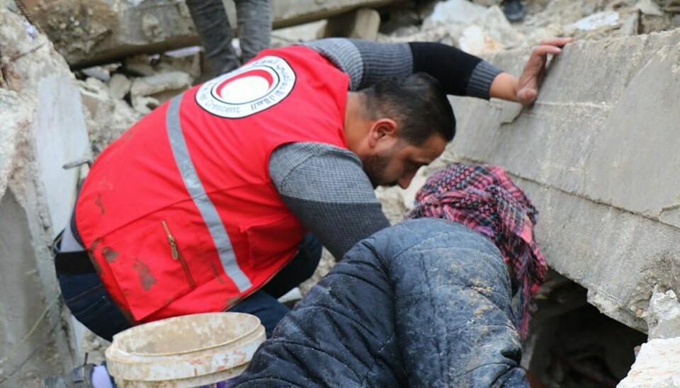 Frivillige fra Syrisk Røde Halvmåne og lokale innbyggere gjør sitt beste for å redde mennesker ut av ruinene fra ødelagte bygninger etter jordskjelvet.