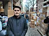 Leder av Tyrkisk Islamsk Union i Norge, Emre Karapinar, utenfor moskéen i Motzfeldts gate på Grønland. Langs hele fortauet står pappesker med nødhjelp til Syria og Tyrkia.