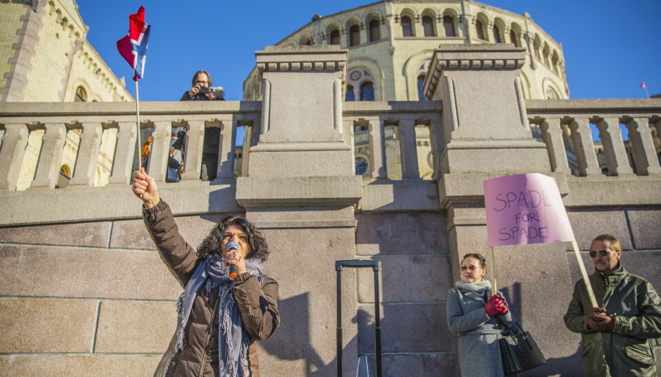 Lily Bandehy holder appell for hundre mennesker foran Stortinget i en demonstrasjon til støtte for justisminister Sylvi Listhaug (Frp).