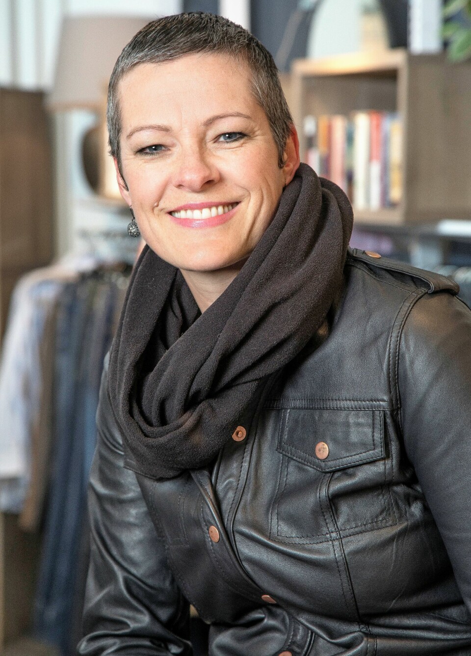Kristin Hareide, direktør i Fretex Miljø, oppfordrer folk til å gi enda flere av klærne sine til Fretex.