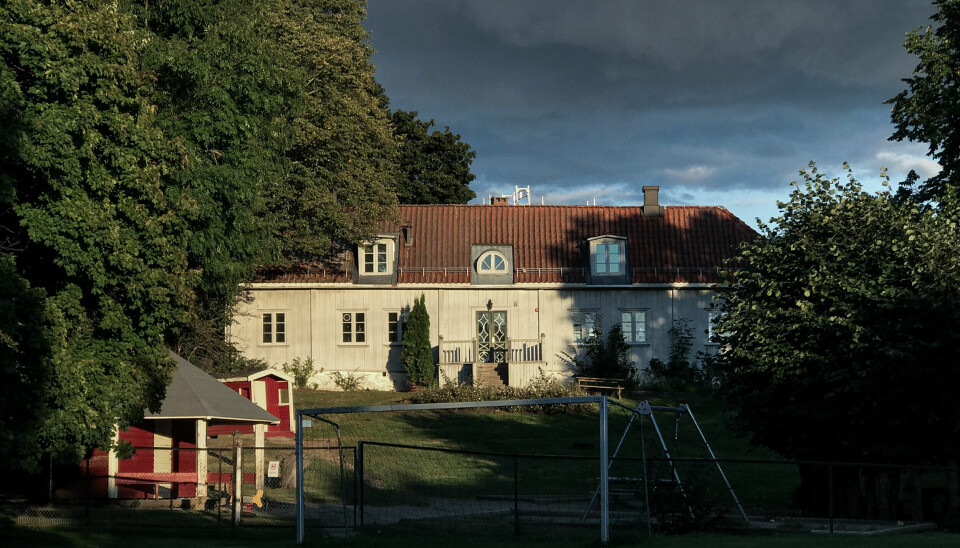 Teisen gård med lekestativ og fotballbane utenfor. Gården huset en barnehage frem til sommeren 2020.