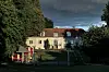 Teisen gård med lekestativ og fotballbane utenfor. Gården huset en barnehage frem til sommeren 2020.