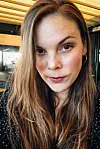Bilde av Annika Marie Arntzen Engen. Hun mener et lokalt aktivitetshus, kafe eller barnehage hadde gjort mye for området.