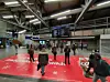 Passasjerer i ventehallen på Nationaltheateret stasjon ser på tavle med avganger.