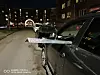 Metallbjelke stikker ut av vindu på sort bil på Torshov.
