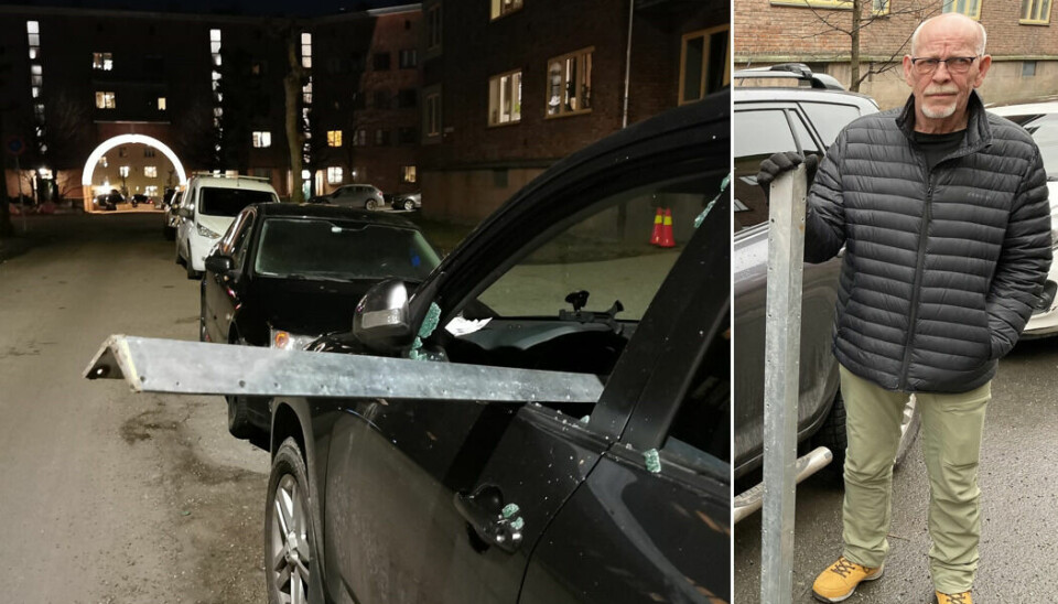 Torshov-beboer Morten Larsen med metallbjelke som er slått gjennom vinduet på bilen hans i gata.