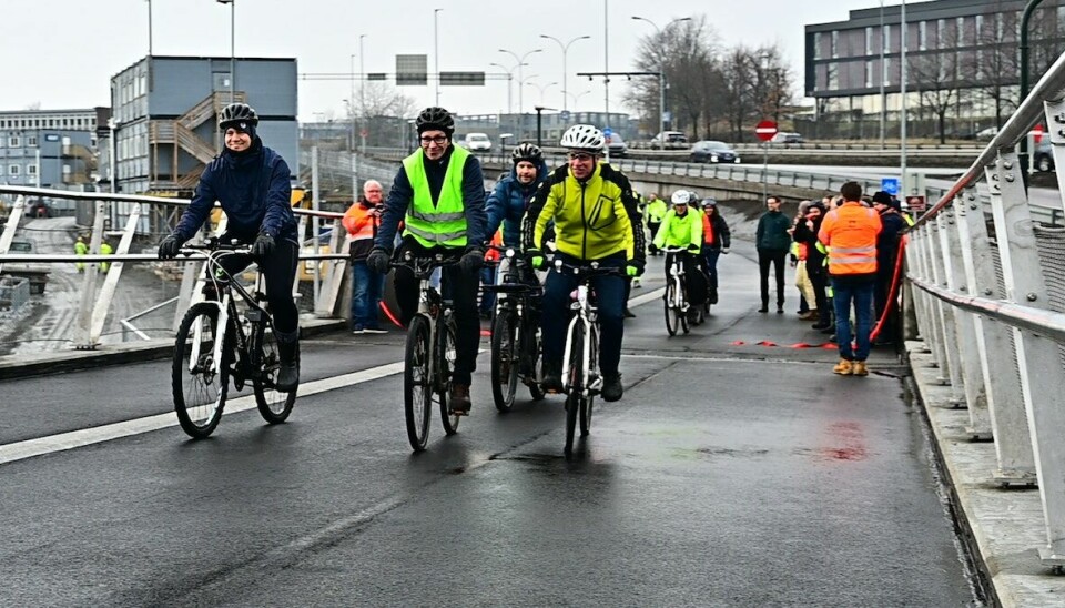 De første syklistene tar den nye gang- og sykkelbroen over universitetskrysset i bruk.