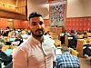 Siavash Mobasheri er gruppeleder for Rødt i bystyret. Her står han i bystyresalen under et møte.