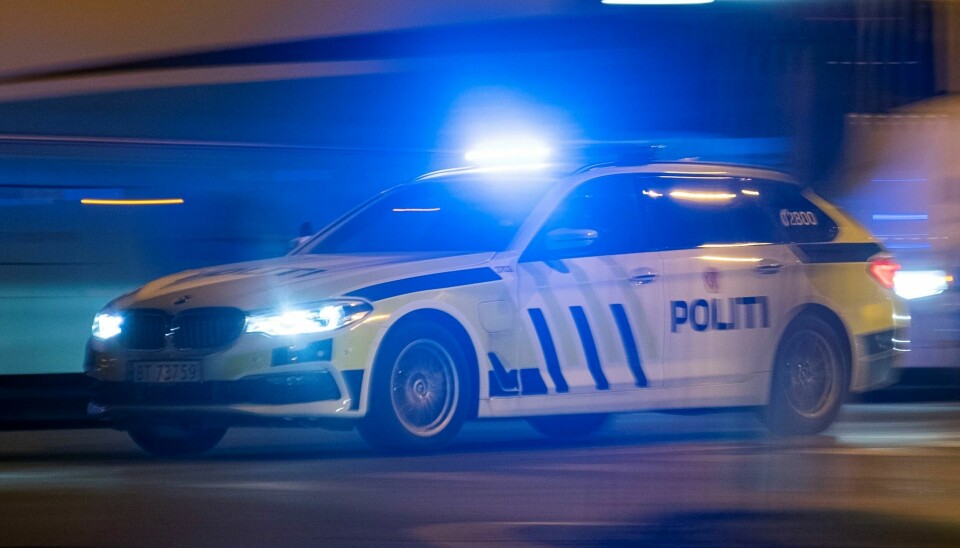 Politibil i utrykning med blålys