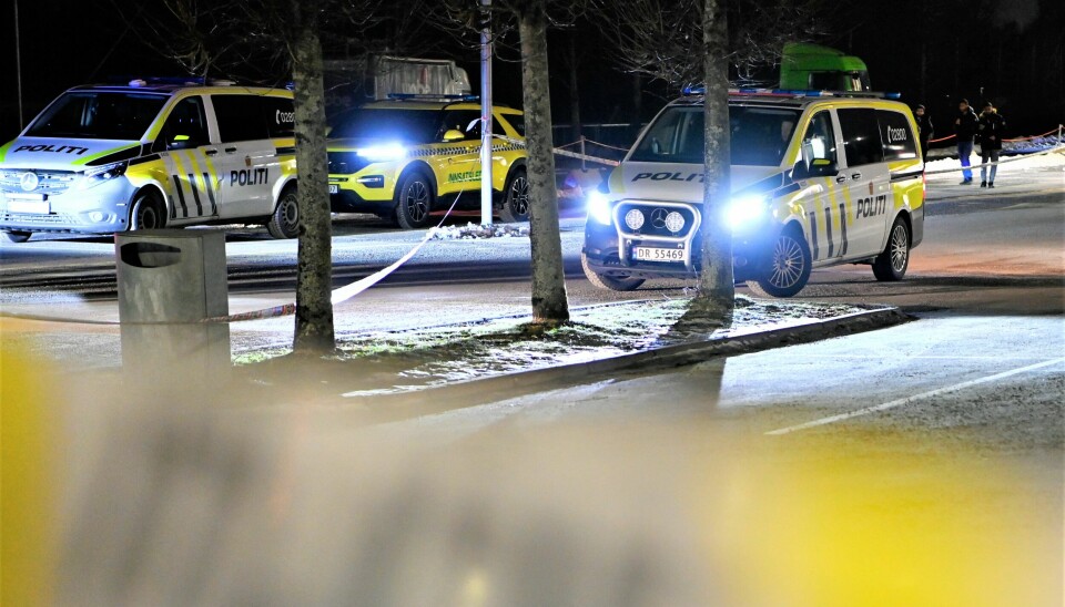 Politibiler på parkeringsplass ved Furuset stadion etter skyting mellom biler.