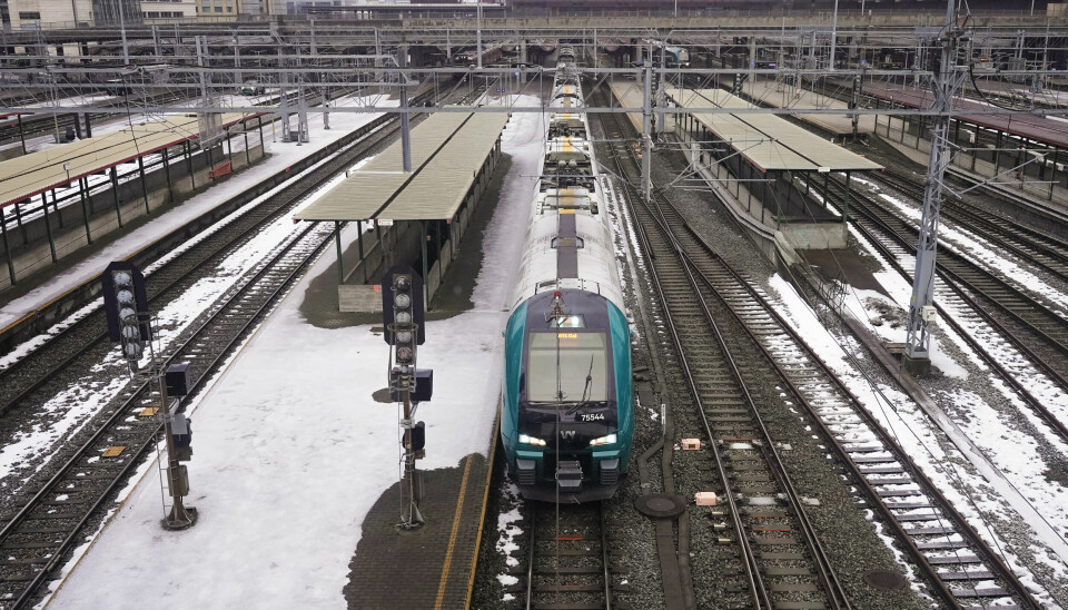 Oslo 20230119. Togsporene ut fra Oslo S en grå vinterdag i januar. Et tog er på vei ut fra stasjonen.