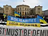 Solidaritet med Ukraina-bannere under Ukraina-demonstrasjon på ettårsdagen for invasjonen.