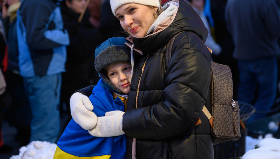 Mor og barn foran Stortinget på ettårsdagen for Russlands invasjon av Ukraina.