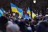 Ukrainske flagg foran Stortinget på ettårsdagen for Russlands invasjon av Ukraina.