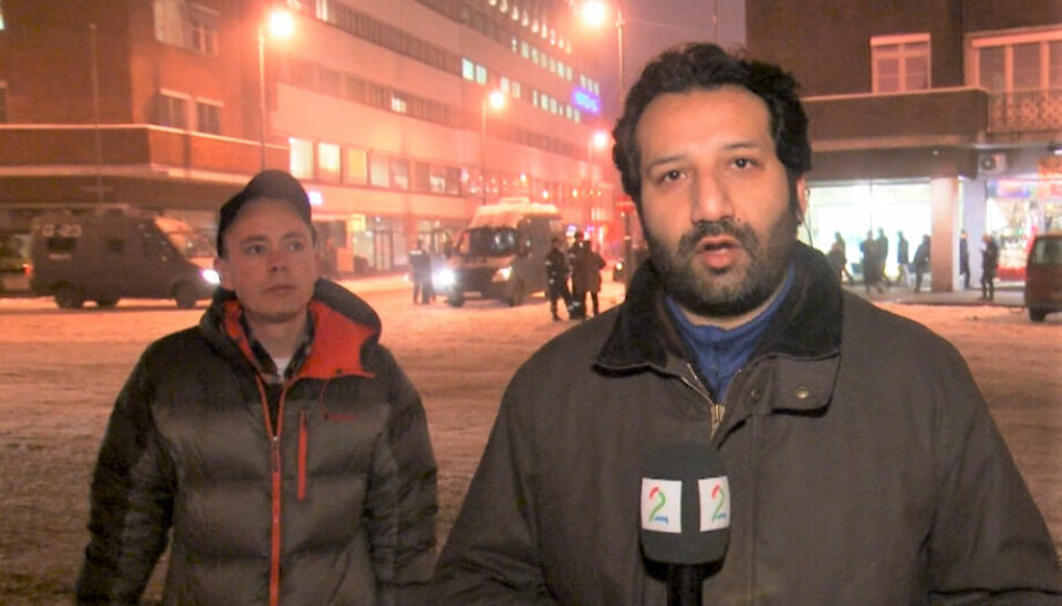 Christian Rosland (41) ved siden av TV2s reporter Kadafi Zaman på Frithjof Nansens plass ved Rådhuset i Oslo.