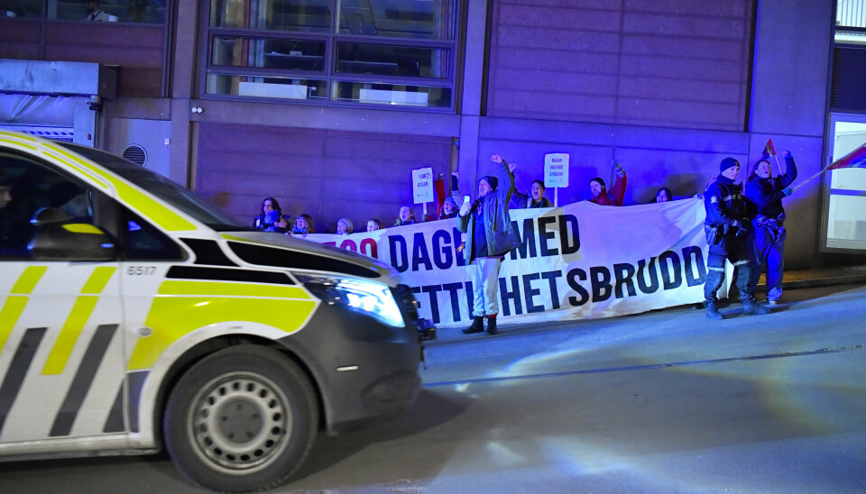 Oslo 20230227. Politiet er på plass for å fjerne aktivistene som demonstrerer inne i resepsjonen til Olje- og energidepartementet. De demonstrerer mot vindturbinene på Fosen.