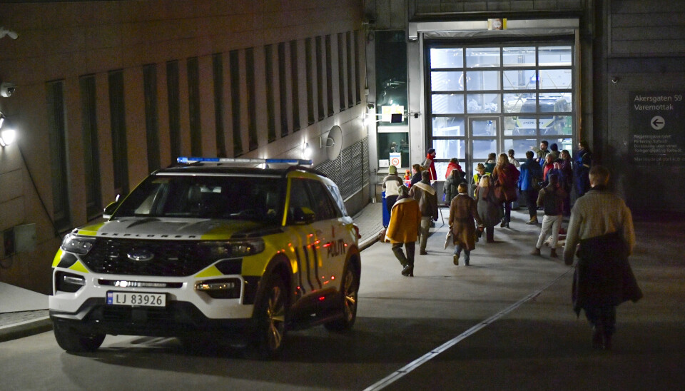 Oslo 20230227. Politiet er på plass for å fjerne aktivistene som demonstrerer inne i resepsjonen til Olje- og energidepartementet. De demonstrerer mot vindturbinene på Fosen.