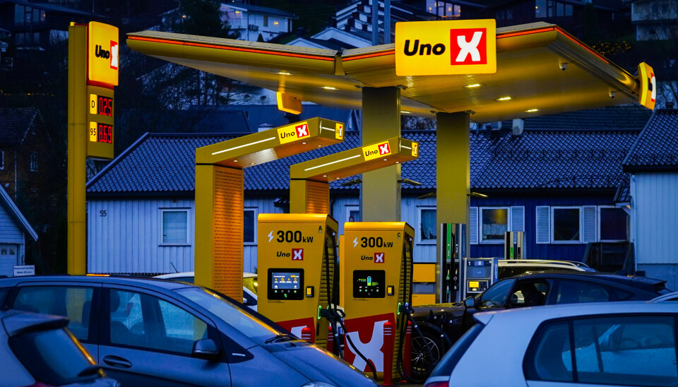 Drammen 20221129. Det første prisskiltet i Norge hos Uno-X på på Gulskogen i Drammen med pris på strøm, bensin og diesel. Uno-X Mobility er en del av Reitan Retail sammen med blant annet REMA 1000 og YX 7-Eleven. Drivstoff og bensinstasjon.