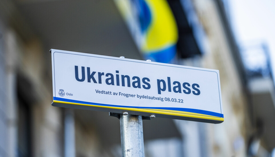 Bilde av skilt der det står: Ukrainas plass. Den lille plassen er egentlig et gatehjørne utenfor Russlands ambassade på Skillebekk i Oslo.