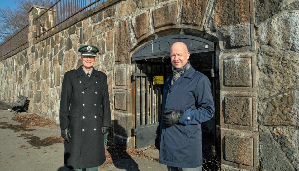 Arne Opperud, kommandant ved Akershus festning, og havnedirektør Ingvar M. Mathisen har gjenåpnet inngangen som binder ytre del av Akershus festning.