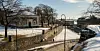 Den lille porten i festningsmuren i midten av bildet leder opp til Festningsplassen. Ytterst til høyre er Skur 38, Oslo Havns hovedkvarter.