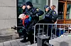 Oslo 20230302. Aksjonister bæres bort av politiet fra inngangen til Nærings- og fiskeridepartementet i protest mot at vindturbinene på Fosen, som Høyesterett har sagt at er ulovlige, ikke er revet.
