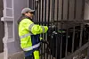 Renovatør som låser opp port.