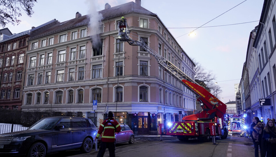 Flere har evakuert seg ut av bygningen i Møllergata.