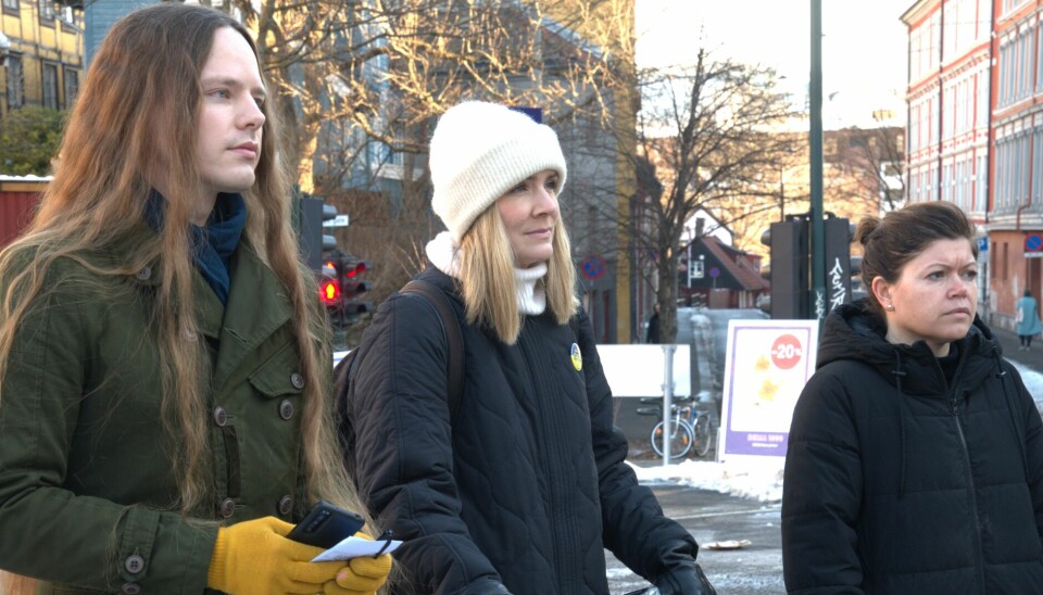 Fredensborg-beboerne Christoffer Olsen Nyhus og Åshild Svela (t.h.) får støtte i ønskene om et bedre lokalmiljø fra bystyrerepresentant Marit Kristine Vea (V).