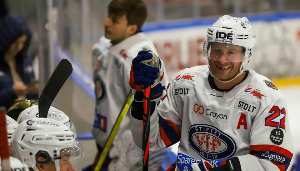 Kaptein for Vålerenga ishockey, Martin Røymark, får straff etter spillet sitt mot Asker på søndag.