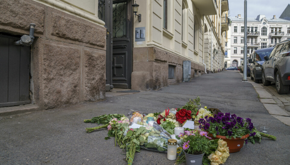 Blomster lagt ned kort tid etter drapet på tobarnsmoren Fevziye Kaya Sørebø (50) i Tostrups gate på Frogner i april 2021.