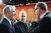 Ap-leder Jonas Gahr Støre (til v.) i samtale med partifellene Raymond Johansen og Frode Jacobsen.