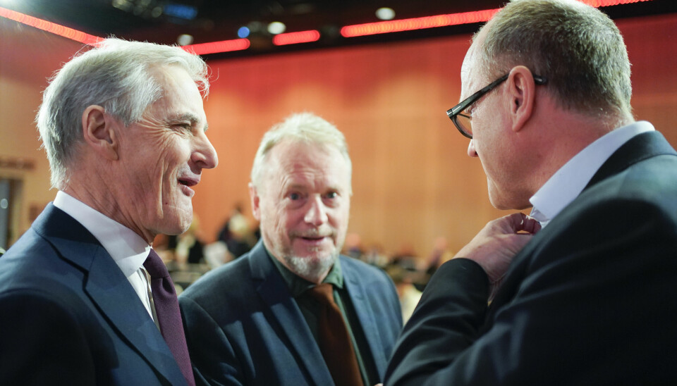 Ap-leder Jonas Gahr Støre (til v.) i samtale med partifellene Raymond Johansen og Frode Jacobsen.