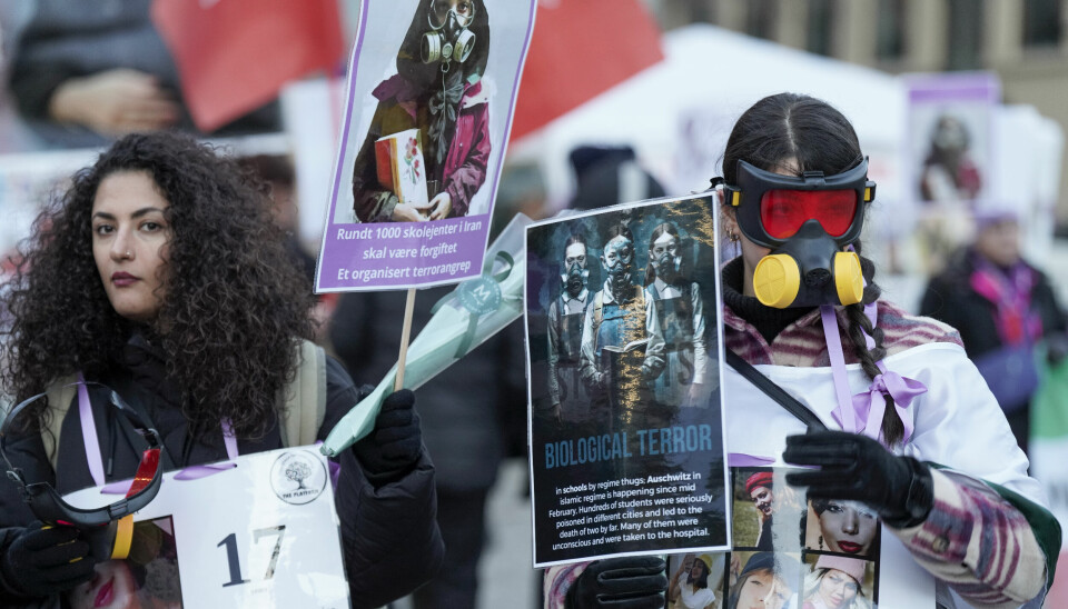 Oslo 20230308. Kvinner med gassmaske markerer sin motstand mot gassangrepene på skolejenter utført av det iranske regimet, under den internasjonale kvinnedagen 8. mars på Youngstorget i Oslo fredag.