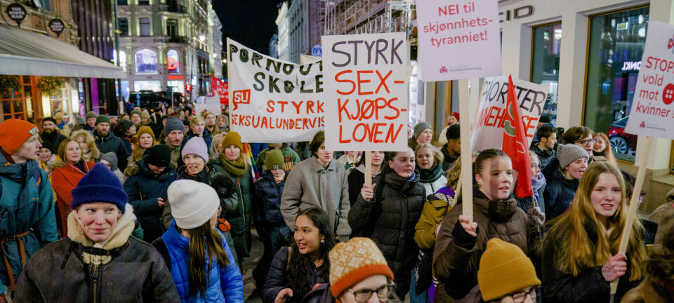 Plakat med «Styrk sex-kjøpsloven» og «Nei til skjønnhetstyranniet» i 8. mars-toget i Carl Johans gate på markeringen av den internasjonale kvinnedagen i Oslo.