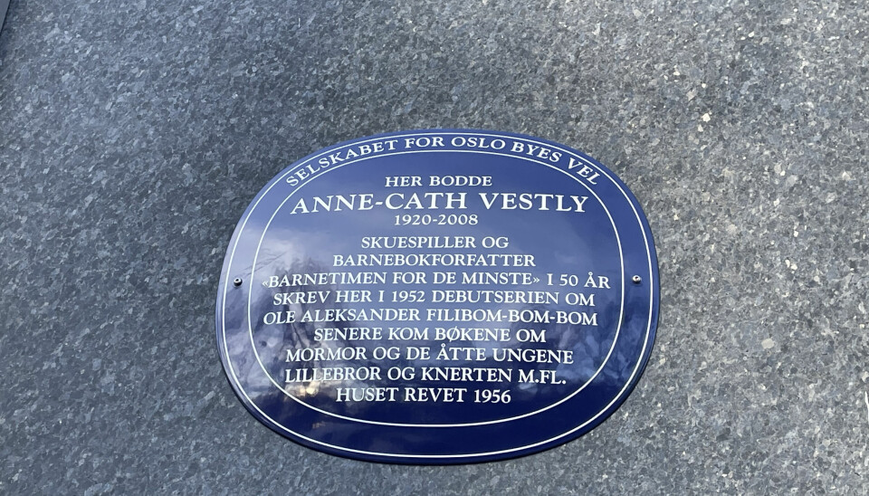 Blått skilt i Wergelandsveien 7 hedrer forfatter Anne-Cath Vestly.