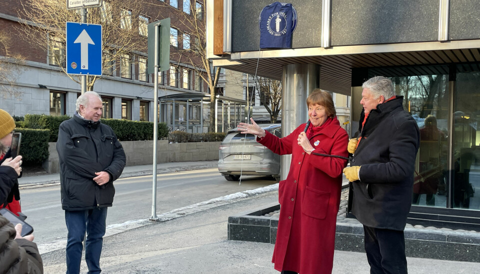 Jo Vestly, Anne-Cath Vestlys sønn, med ordfører Marianne Borgen og Ole Rikard Høisæther, generalsekretær i Oslo Byes Vel.