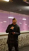 Geir Halnes leser dikt i Sporveispassasjen på Jernbanetorget T-banestasjon.
