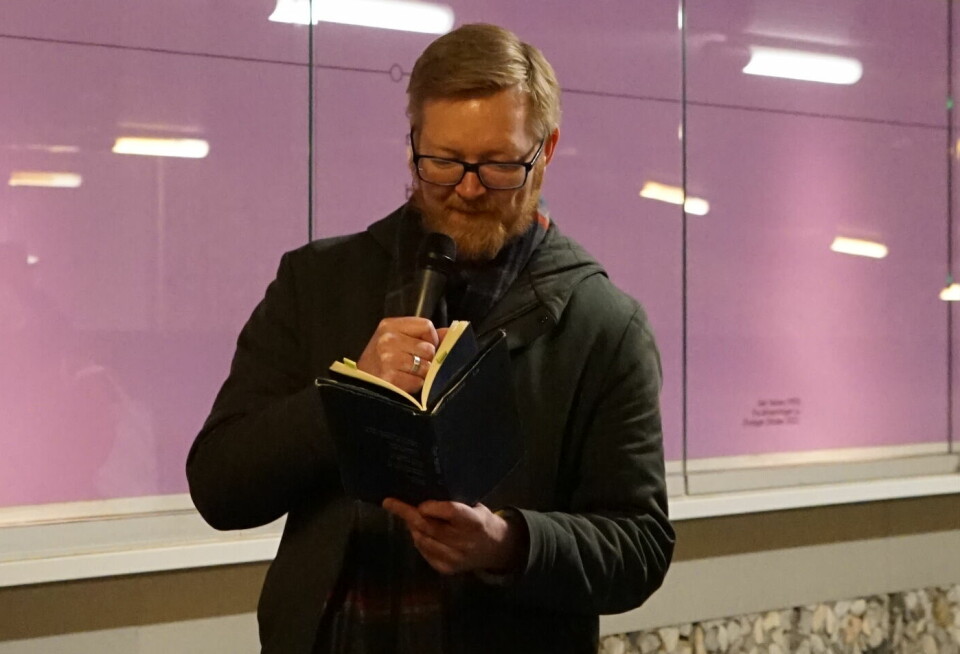 Geir Halnes leser dikt i Sporveispassasjen på Jernbanetorget T-banestasjon.