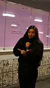Sarah Zahid leser dikt i Sporveispassasjen på Jernbanetorget T-banestasjon.